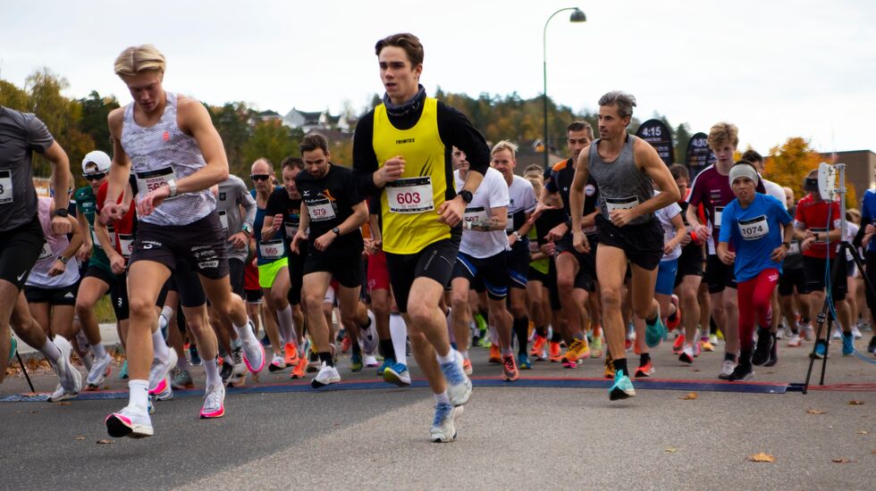 Fra fellesstart for 5 og 10 km med dagens raskeste på 10 km, Axel Mender fra arrangørklubben Re Friidrettsklubb, helt til venstre i bildet. (Foto: Arvid Klokk)