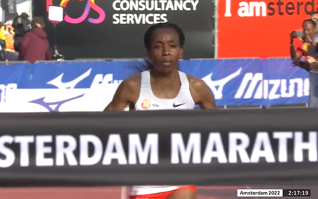 Almaz Ayana like før hun bryter målseilet i TCS Amsterdam Marathon på 2:17:20. (Skjermdump fra løpets facebookside)