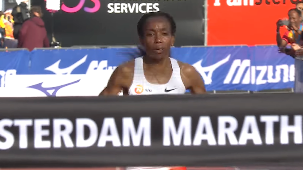  Almaz Ayana like før hun bryter målseilet i TCS Amsterdam Marathon på 2:17:20. (Skjermdump fra løpets facebookside)