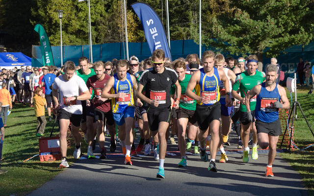Fra starten i Nøklevann Rundt 2022. Fortettet stemning og intenst i første pulje hvor det går raskest. Men de raskeste er bare en del av dette løpet. (Foto: Per Inge Østmoen)