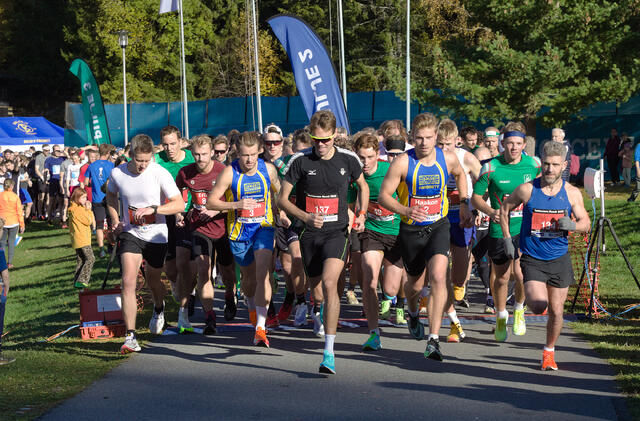 Fra starten i Nøklevann Rundt 2022. Fortettet stemning og intenst i første pulje hvor det går raskest. Men de raskeste er bare en del av dette løpet. (Foto: Per Inge Østmoen)