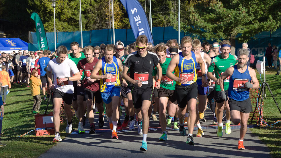 Fra starten i Nøklevann Rundt 2022. Fortettet stemning og intenst i første pulje hvor det går raskest. Men de raskeste er bare en del av dette løpet. (Foto: Per Inge Østmoen)