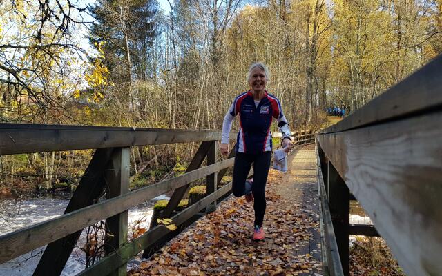 Kjersti Narum over brua ved startposten. (Foto: Stein Arne Negård)