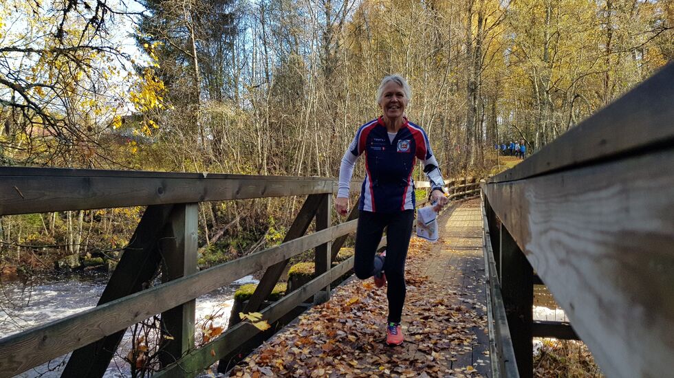  Kjersti Narum over brua ved startposten. (Foto: Stein Arne Negård)