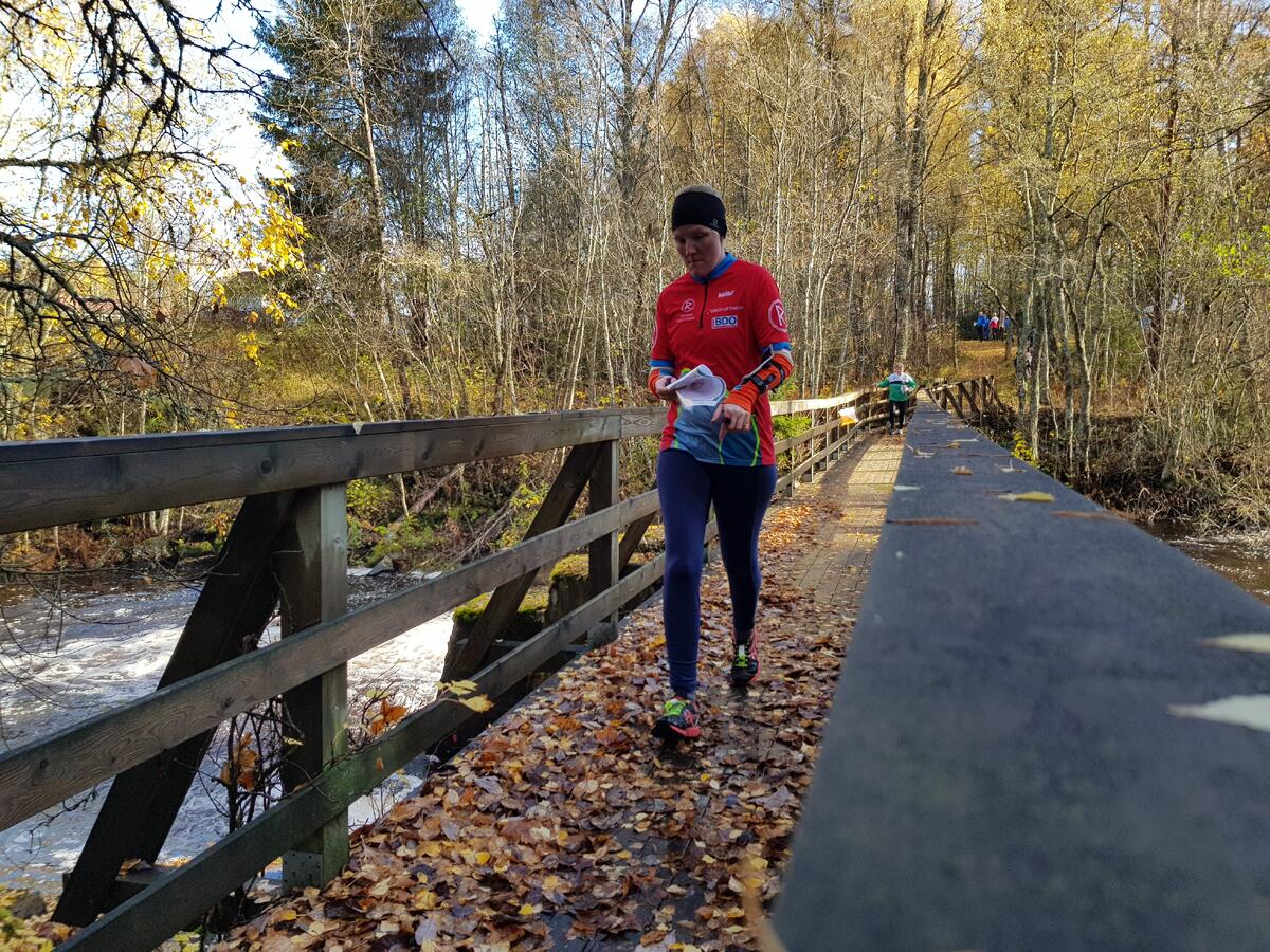Stine Austad over brua ved startpost