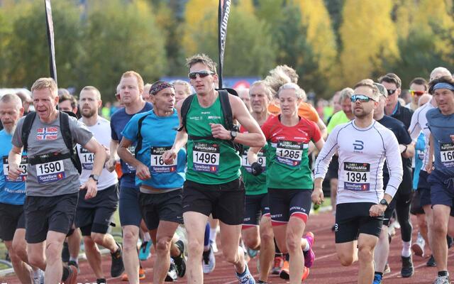 Fra starten på 10 km der fartsholderne Bjørnar Tyberg (1590) og Lars Søraas Grønhovd (1496) geleider gruppa med 45 minutter som mål. (Foto fra løpets facebookside)
