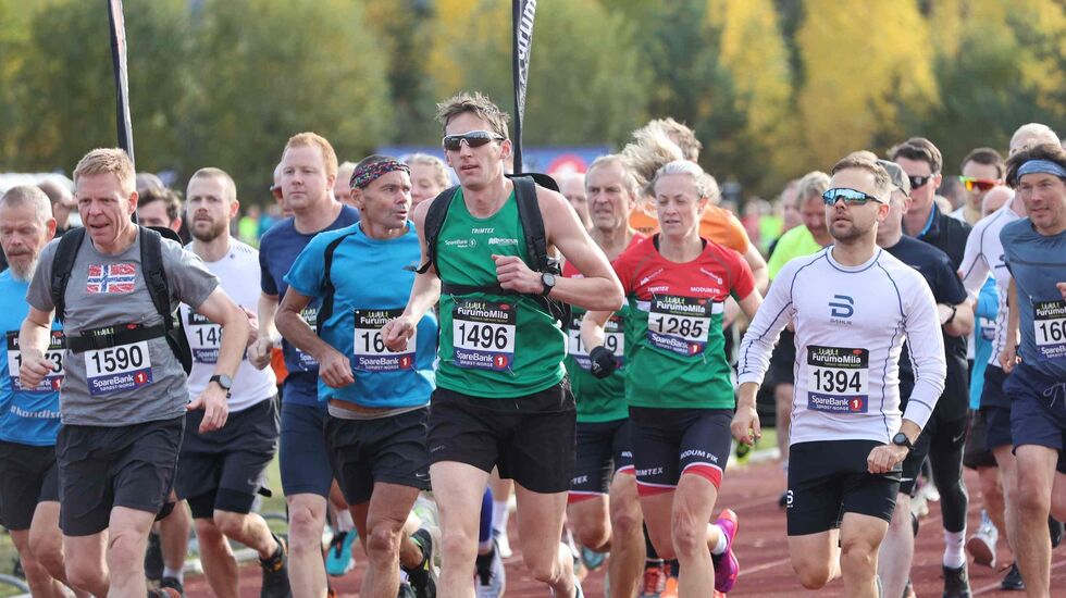 Fra starten på 10 km der fartsholderne Bjørnar Tyberg  (1590) og Lars Søraas Grønhovd (1496) geleider gruppa med 45 minutter som mål. (Foto fra løpets facebookside) 