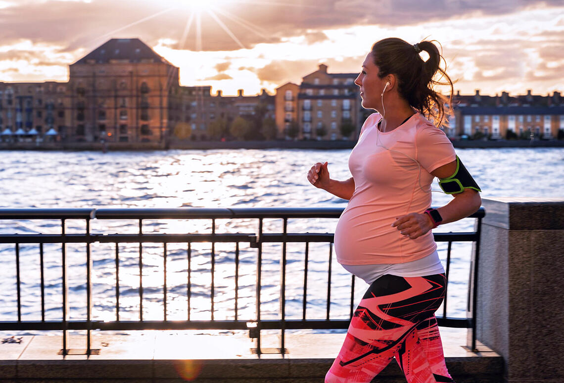 Løpetrening under graviditet og etter fødsel. Hva og hvordan? (Foto: SHansche via canva.com)