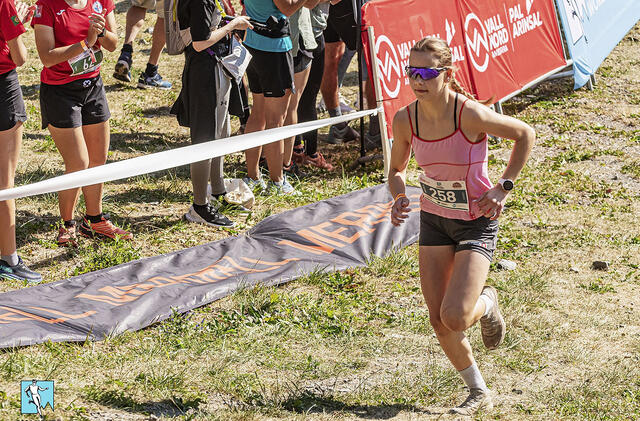 I ungdoms-VM i Skryrunning tok Ingeborg Synstnes Hole først gull på vertikalen og så sølv på det lengre opp-og-ned-løpet. (Foto: Youth Skyrunning World Champs)