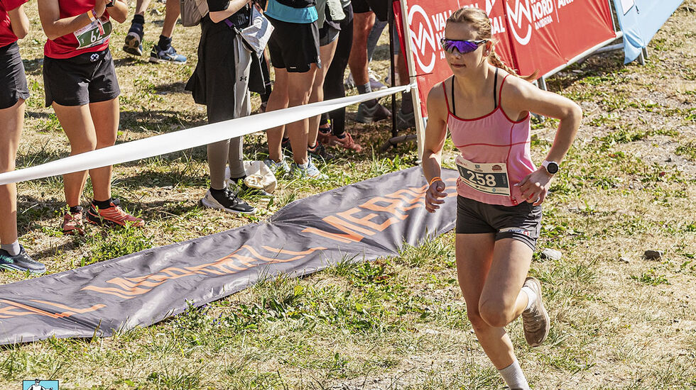 I ungdoms-VM i Skryrunning tok Ingeborg Synstnes Hole først gull på vertikalen og så sølv på det lengre opp-og-ned-løpet. (Foto: Youth Skyrunning World Champs)