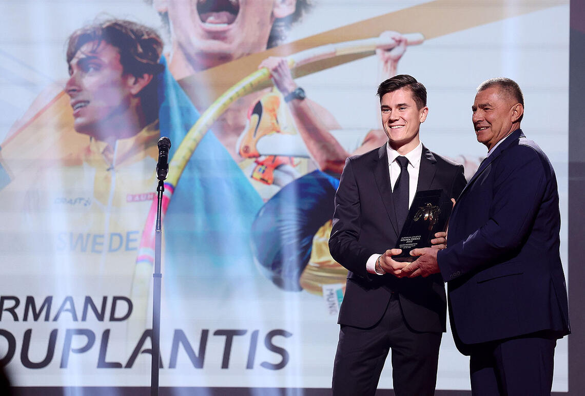 Jakob Ingebrigtsen mottar prisen for beste europeiske friidrettsutøver. Armand Duplantis var ikke til stede, men takket for prisen via videohilsen. (Foto: European Athletics via Getty Images)