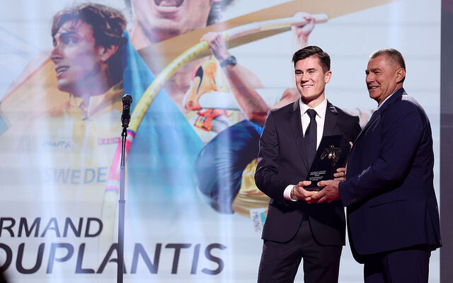 Jakob Ingebrigtsen mottar prisen for beste europeiske friidrettsutøver. Armand Duplantis var ikke til stede, men takket for prisen via videohilsen. (Foto: European Athletics via Getty Images)
