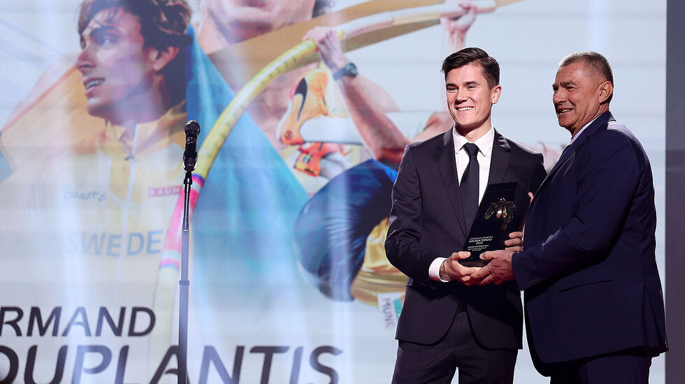 Jakob Ingebrigtsen mottar prisen for beste europeiske friidrettsutøver. Armand Duplantis var ikke til stede, men takket for prisen via videohilsen. (Foto: European Athletics via Getty Images)