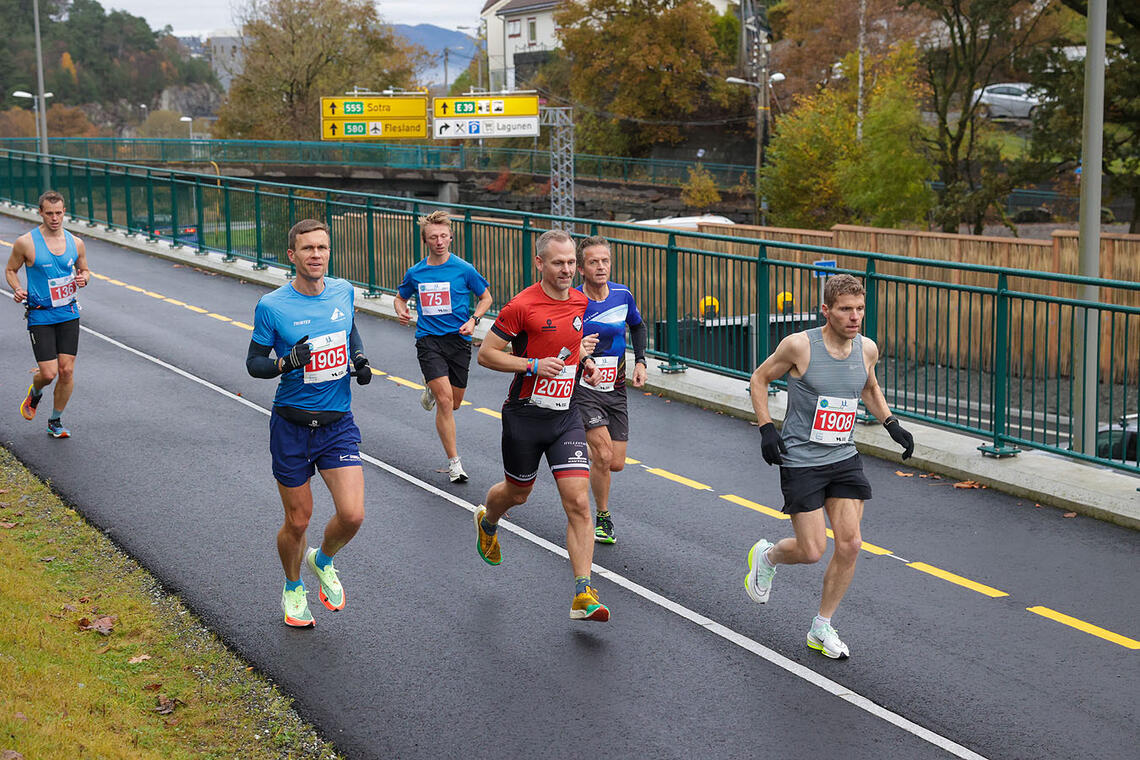 Denne gjengen er godt i gang på maraton, på den nye gang- og sykkelveien gjennom Rådalen.