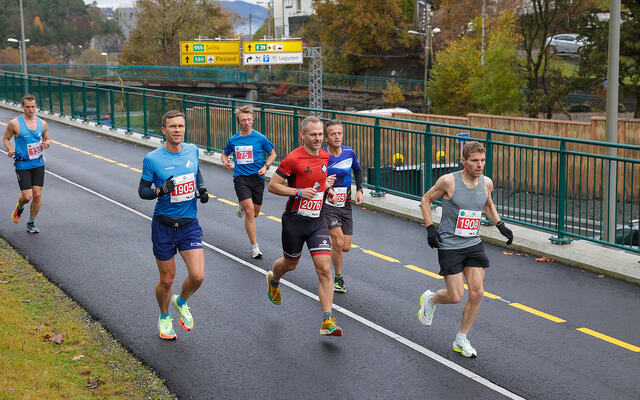Denne gjengen er godt i gang på maraton, på den nye gang- og sykkelveien gjennom Rådalen.