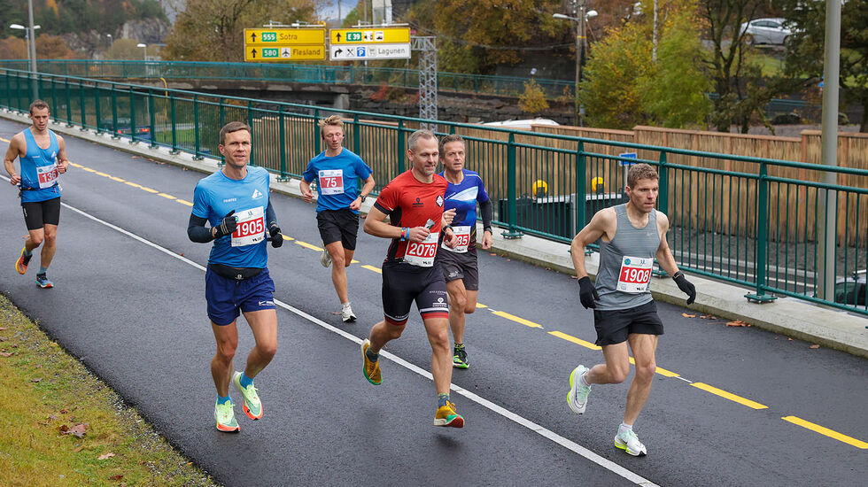 Denne gjengen er godt i gang på maraton, på den nye gang- og sykkelveien gjennom Rådalen.