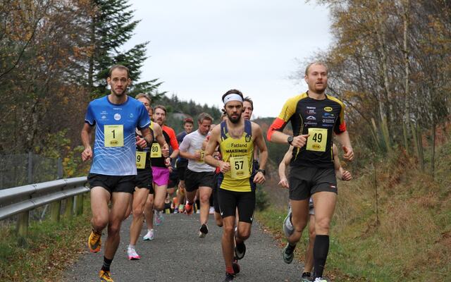 Miklos Ori (1), Ola Tjensvoll (57) og Morten Tengesdal (49) ledet ann fra start. Disse ble også de tre første som krysset målstreken. Foto: Thomas Hetland