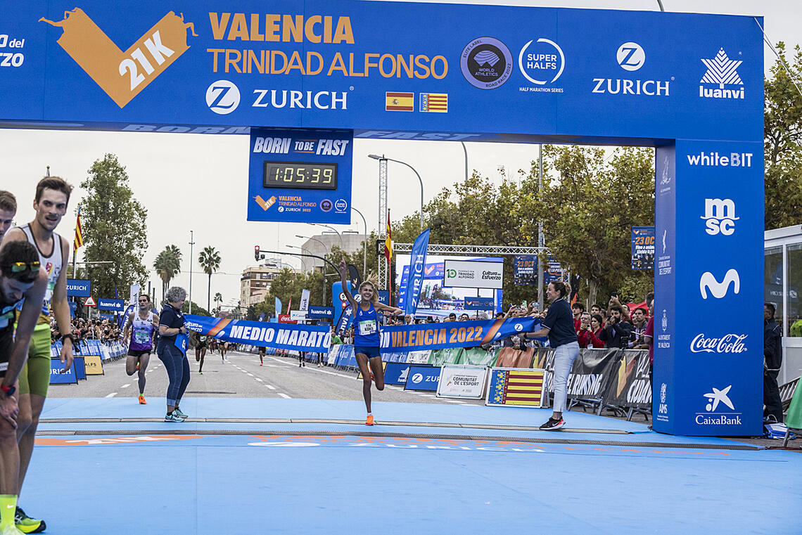 Konstanze Klosterhalfen løper i mål som vinner av Valencia Marathon. (Foto: arrangøren)