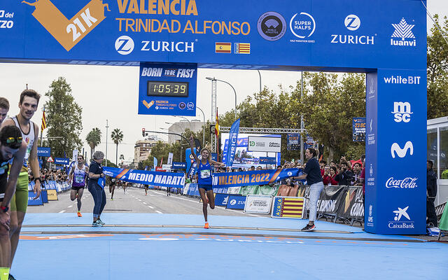 Konstanze Klosterhalfen løper i mål som vinner av Valencia Marathon. (Foto: arrangøren)