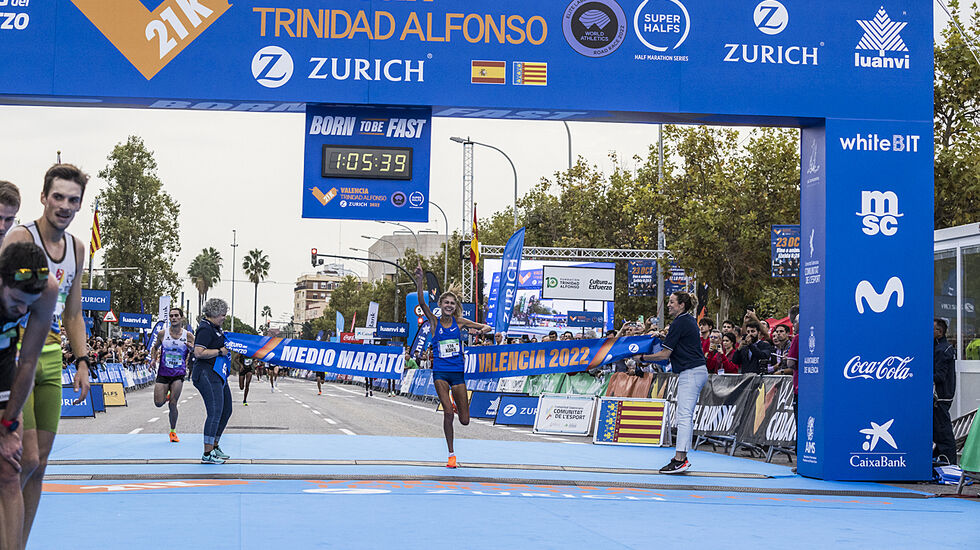 Konstanze Klosterhalfen løper i mål som vinner av Valencia Marathon. (Foto: arrangøren)