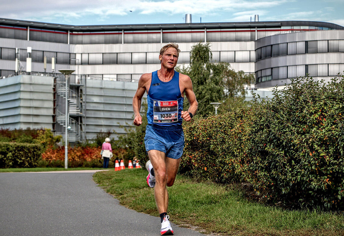 Til tross for så å si ingen asfalttrening løp Sven Kilander inn til 2.32.23 og niendeplass i Oslo Maraton. (Foto: Sportograf) 