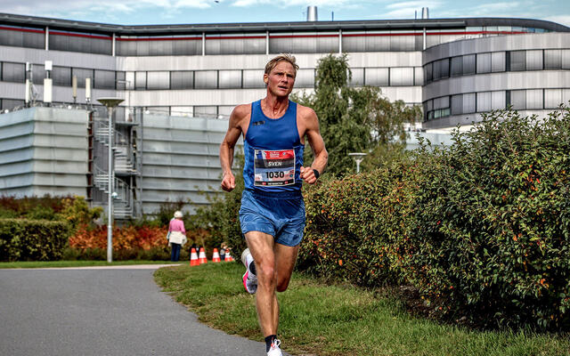 Til tross for så å si ingen asfalttrening løp Sven Kilander inn til 2.32.23 og niendeplass i Oslo Maraton. (Foto: Sportograf)