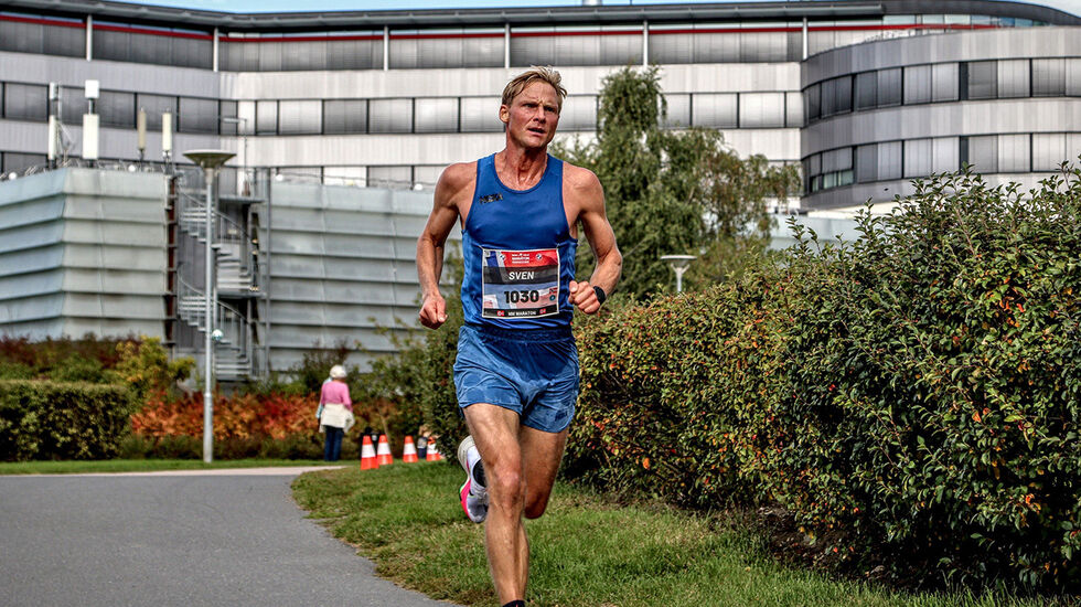 Til tross for så å si ingen asfalttrening løp Sven Kilander inn til 2.32.23 og niendeplass i Oslo Maraton. (Foto: Sportograf)