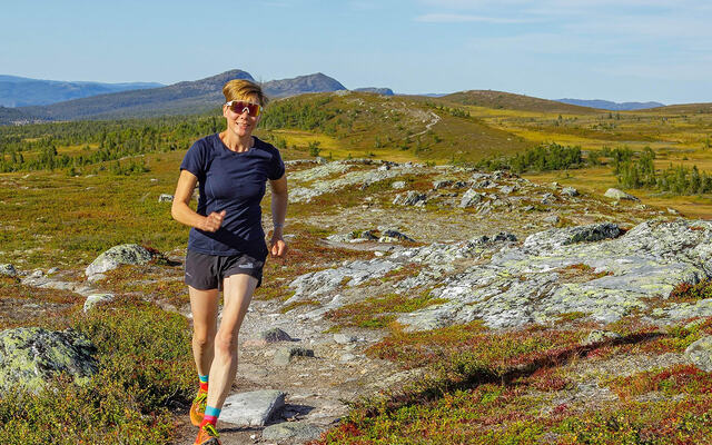 Å komme seg opp på fjellet betydde mye både mentalt og fysisk for Anne Woldmo i rehabiliteringen etter hjerneslaget. (Foto: Morten Helgesen)