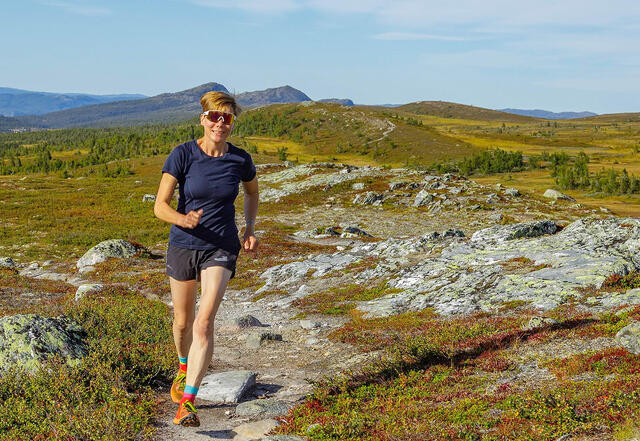 Å komme seg opp på fjellet betydde mye både mentalt og fysisk for Anne Woldmo i rehabiliteringen etter hjerneslaget. (Foto: Morten Helgesen)