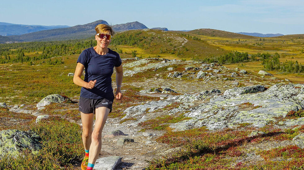 Å komme seg opp på fjellet betydde mye både mentalt og fysisk for Anne Woldmo i rehabiliteringen etter hjerneslaget. (Foto: Morten Helgesen)