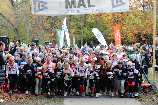 Starten går for 3-kilometeren. Det var folksomt i startfeltet på alle distanser. (Foto: Arrangøren)