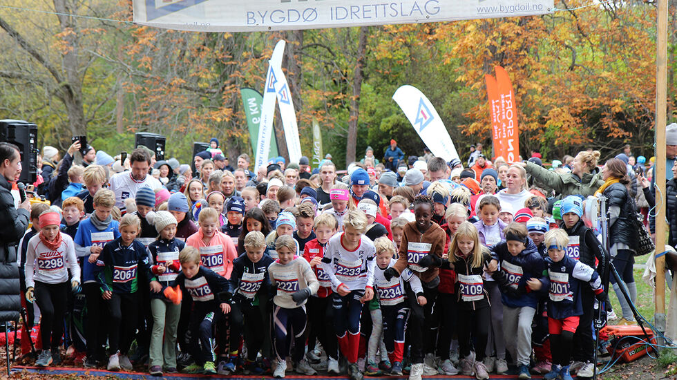 Starten går for 3-kilometeren. Det var folksomt i startfeltet på alle distanser. (Foto: Arrangøren)