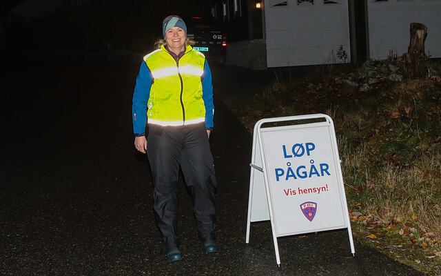 Løypen til Frikarusellen går på lite trafikkerte veier, men det er likevel godt vakthold for at det skal være trygt. Løpene foregår tross alt i den mørke årstiden. (Foto: Arne Dag Myking)