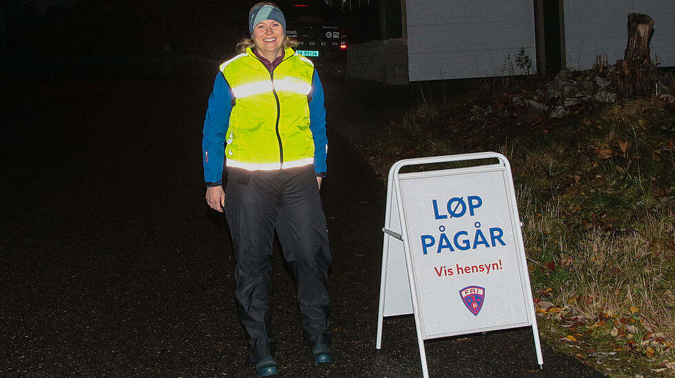 Løypen til Frikarusellen går på lite trafikkerte veier, men det er likevel godt vakthold for at det skal være trygt. Løpene foregår tross alt i den mørke årstiden. (Foto: Arne Dag Myking)