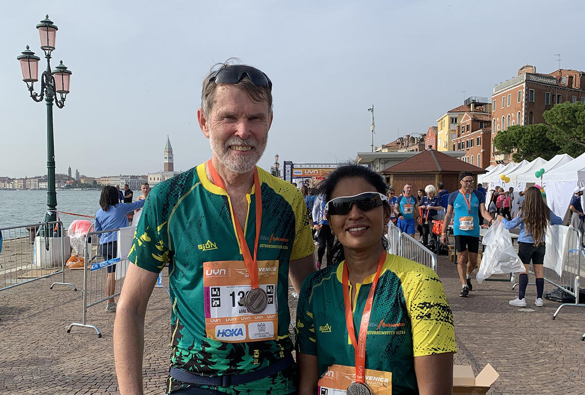 Både Arne Storheim og Mathini Thuraisingam kunne smile bredt etter å ha fullført Venezia Maraton 23. oktober. (Foto: privat) 