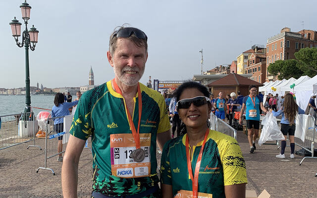 Både Arne Storheim og Mathini Thuraisingam kunne smile bredt etter å ha fullført Venezia Maraton 23. oktober. (Foto: privat)