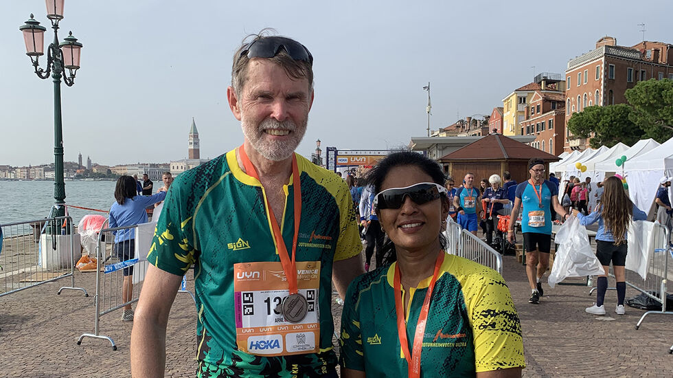 Både Arne Storheim og Mathini Thuraisingam kunne smile bredt etter å ha fullført Venezia Maraton 23. oktober. (Foto: privat)