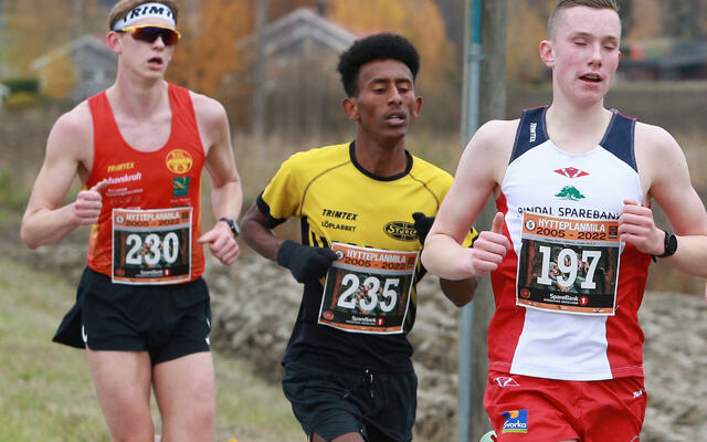 Norsk klasserekord: 15 år unge Magnus Øyen (nr. 197) fra Rindal løp på 30.56, som er rekord for klasse 14-15 år. Bak han følger Tewelde Tesfalem som vant 16-17-årsklassen og Jesper Lundin som ble nr. 8 i klasse 20-22 år. (Foto: Kjell Vigestad)