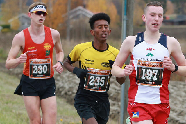 Norsk klasserekord: 15 år unge Magnus Øyen (nr. 197) fra Rindal løp på 30.56, som er rekord for klasse 14-15 år. Bak han følger Tewelde Tesfalem som vant 16-17-årsklassen og Jesper Lundin som ble nr. 8 i klasse 20-22 år. (Foto: Kjell Vigestad)