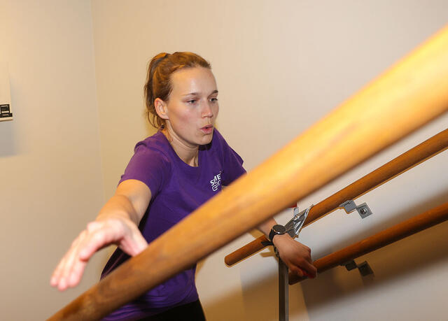 Med et godt tak i rekkverket setter Rebecca Pedersen av gårde opp til toppetasjen på hotell Ørnen i Bergen.