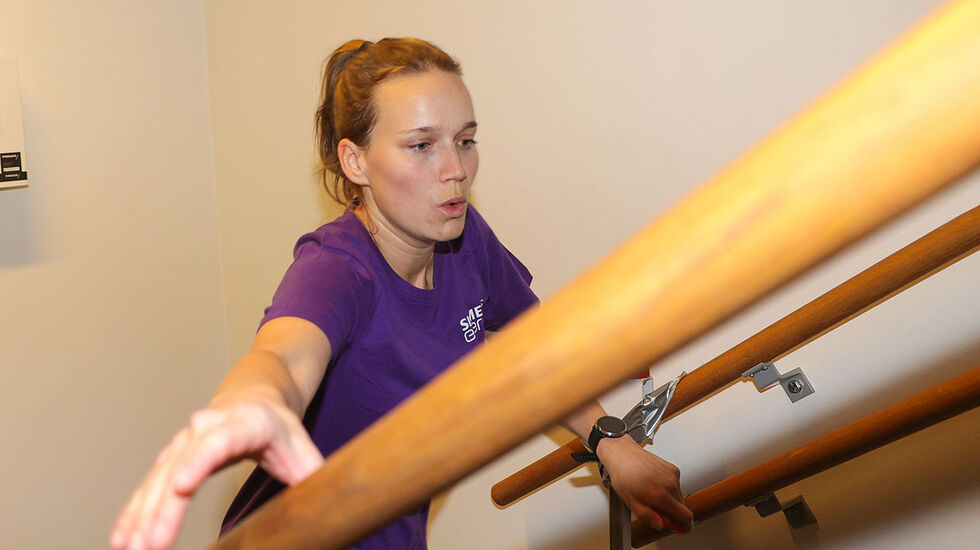 Med et godt tak i rekkverket setter Rebecca Pedersen av gårde opp til toppetasjen på hotell Ørnen i Bergen.