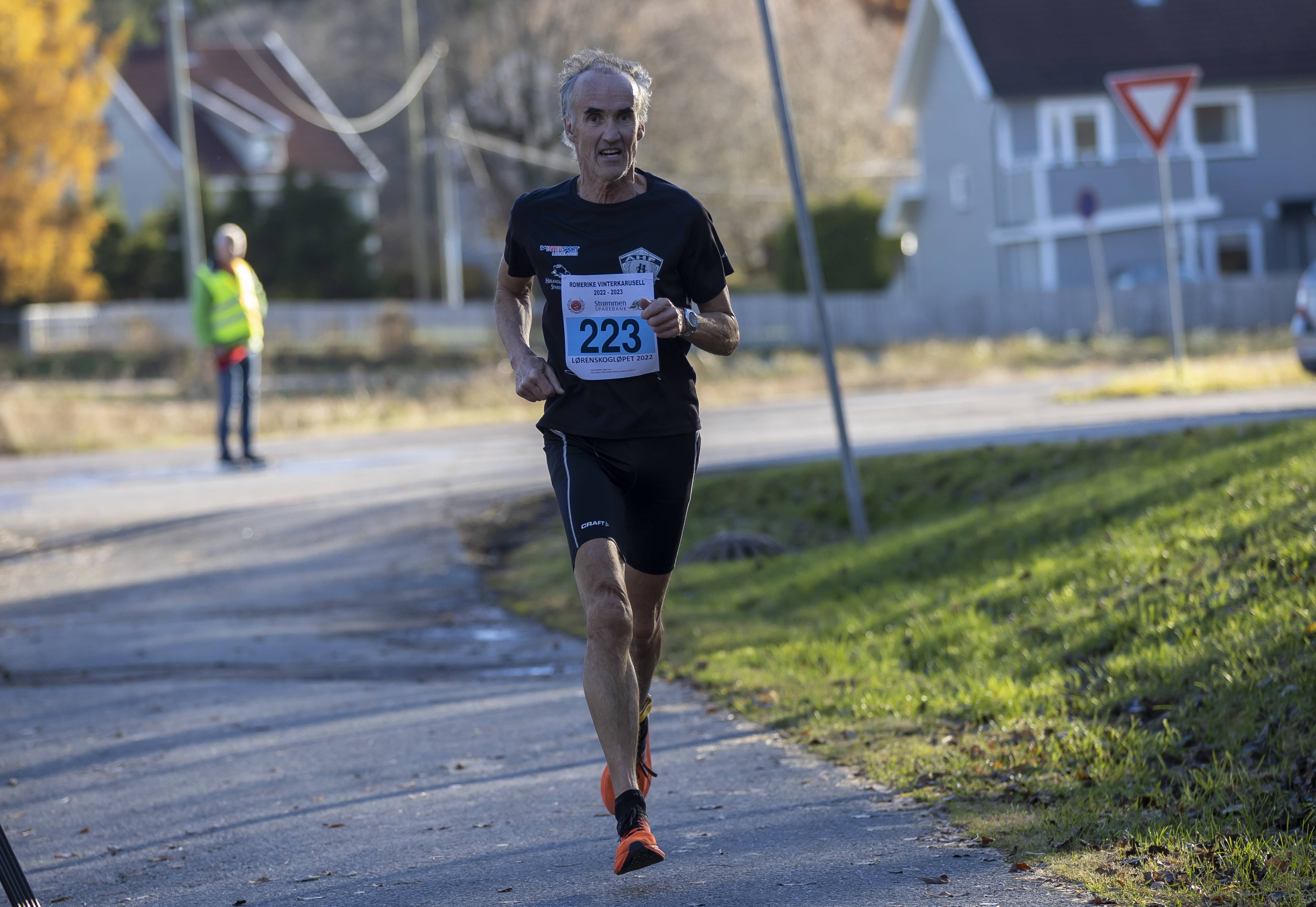 65 år gamle Asbjørn Oppegaard fra Aurskog-Høland imponerte med å løpe på 21.35 i den ikke altfor lette løypa.jpg