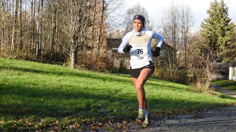 Julie Marie Larsen med seier i sikte 2 km før mål i Ottestad søndag. (Foto: Stein Arne Negård)