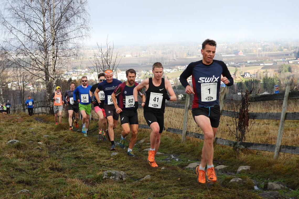 Fra fjorårets Ottestad Rundt med Espen Nyland, Stian Storsveen og Henning Lie som de første i en lang rekke løpere. (Foto: Stein Arne Negård)