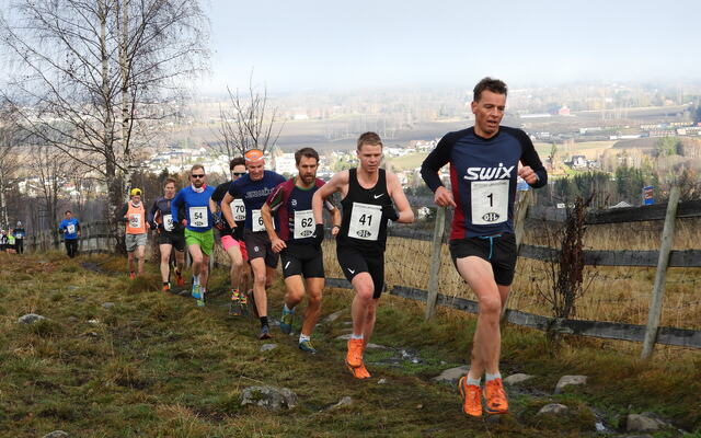 Her er det Espen Nyland som leder an i en stor pulje bak de aller beste etter 2 km med Stian Storsveen og Henning Lie nærmest.