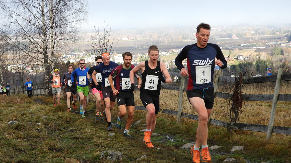 Her er det Espen Nyland som leder an i en stor pulje bak de aller beste etter 2 km med Stian Storsveen og Henning Lie nærmest.