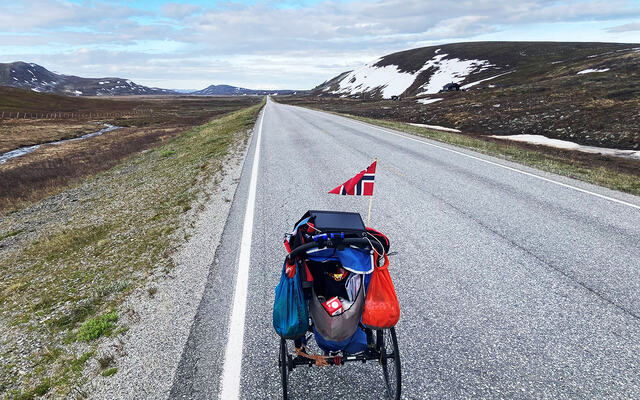 Veien og vogna: Sennalandet bød på en skikkelig lang rett-fram-strekning. (Foto: Otto Gullesen)