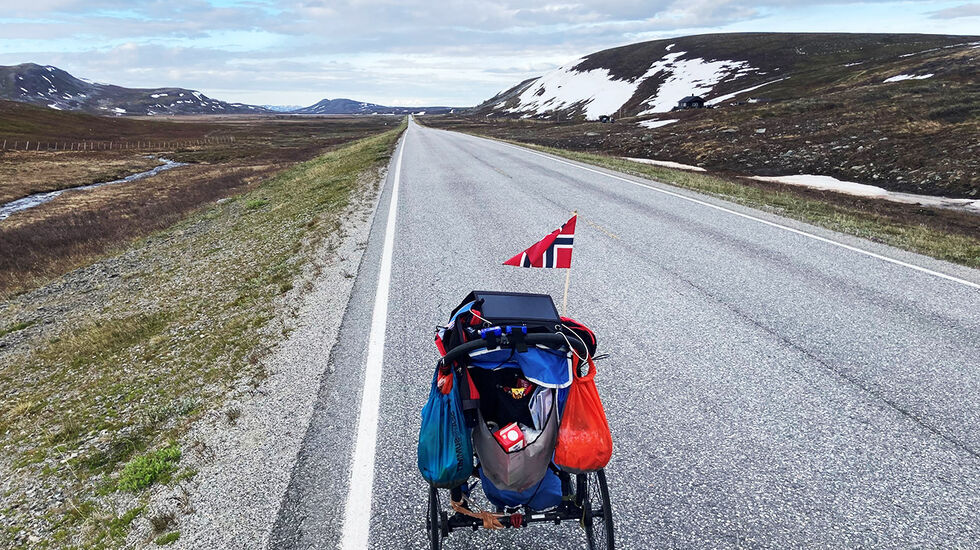 Veien og vogna: Sennalandet bød på en skikkelig lang rett-fram-strekning. (Foto: Otto Gullesen)