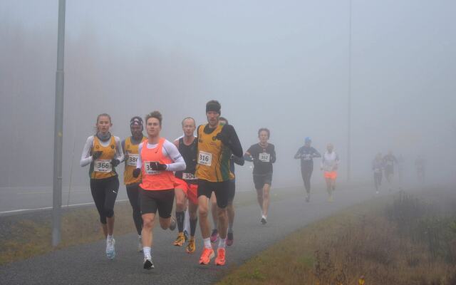 Wilma Torbiörnsson (366) i godt selskap med Awet Kibrab (386), Steffen Aabel (356), Ola Nisja (304) og Grzegorz Kosel (316) i tåka på sin rekordraske 5 km på Sand søndag. (Foto: Janne Slorafoss)