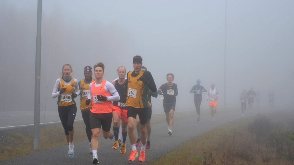 Wilma Torbiörnsson (366) i godt selskap med  Awet Kibrab (386), Steffen Aabel (356), Ola Nisja (304) og Grzegorz Kosel (316)  i tåka på sin rekordraske 5 km på Sand søndag. (Foto: Janne Slorafoss)